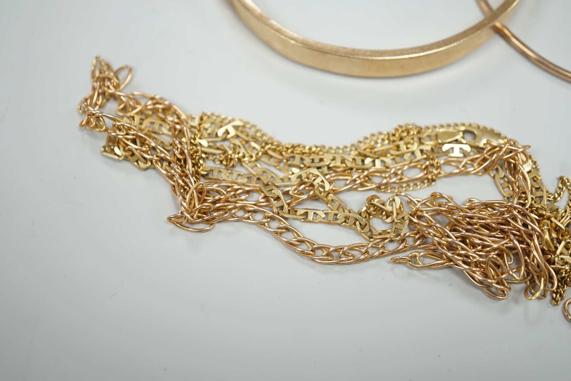 Two 9ct gold bangles and four modern 9ct gold chains, one a.f. gross 42.8 grams.